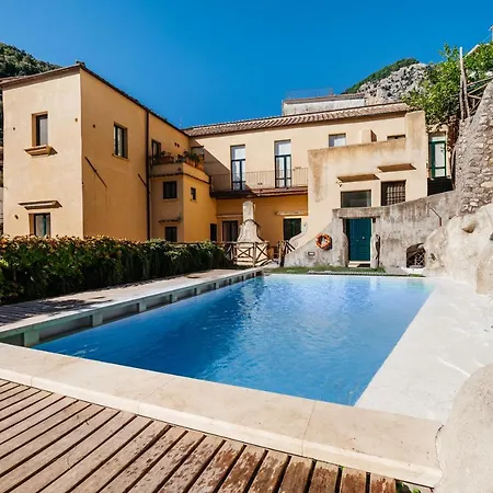 Amalfi Resort Bed & Breakfast 2*